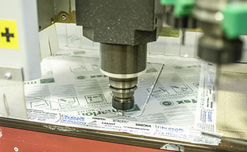Lavorazione plexiglass: fresatura lastre