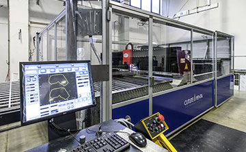 Lavorazione plexiglass: taglio al laser